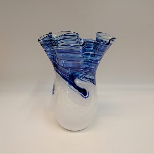 Click to view detail for DB-752 Vase blue and white wave fluted 6x3x3 $48